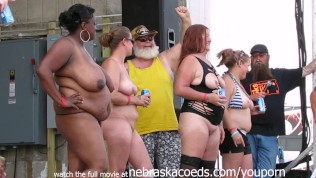 Amateur zieht sich aus contest in iowa biker rally