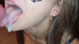 sehr guter slobbering lutscht aus heiße Mama mit tief throat und lecken Wichse